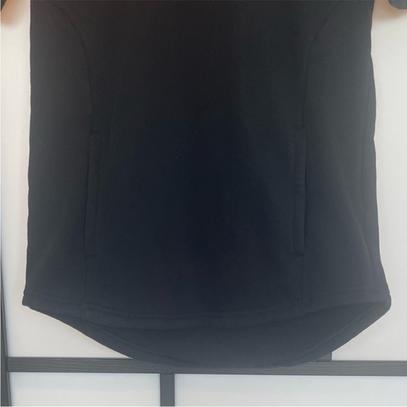 Under Armour short sleeve hooded top. Size Small - Picture 4 of 10